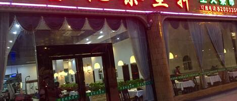 Se sirven desayunos, almuerzos, cenas y cocina regional