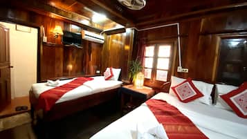 Triple Room Ground Floor | Escritorio, wifi gratis y ropa de cama