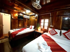 Triple Room Ground Floor | Desk, free WiFi, bed sheets - Soutikone 1 Guesthouse (Luang Prabang)