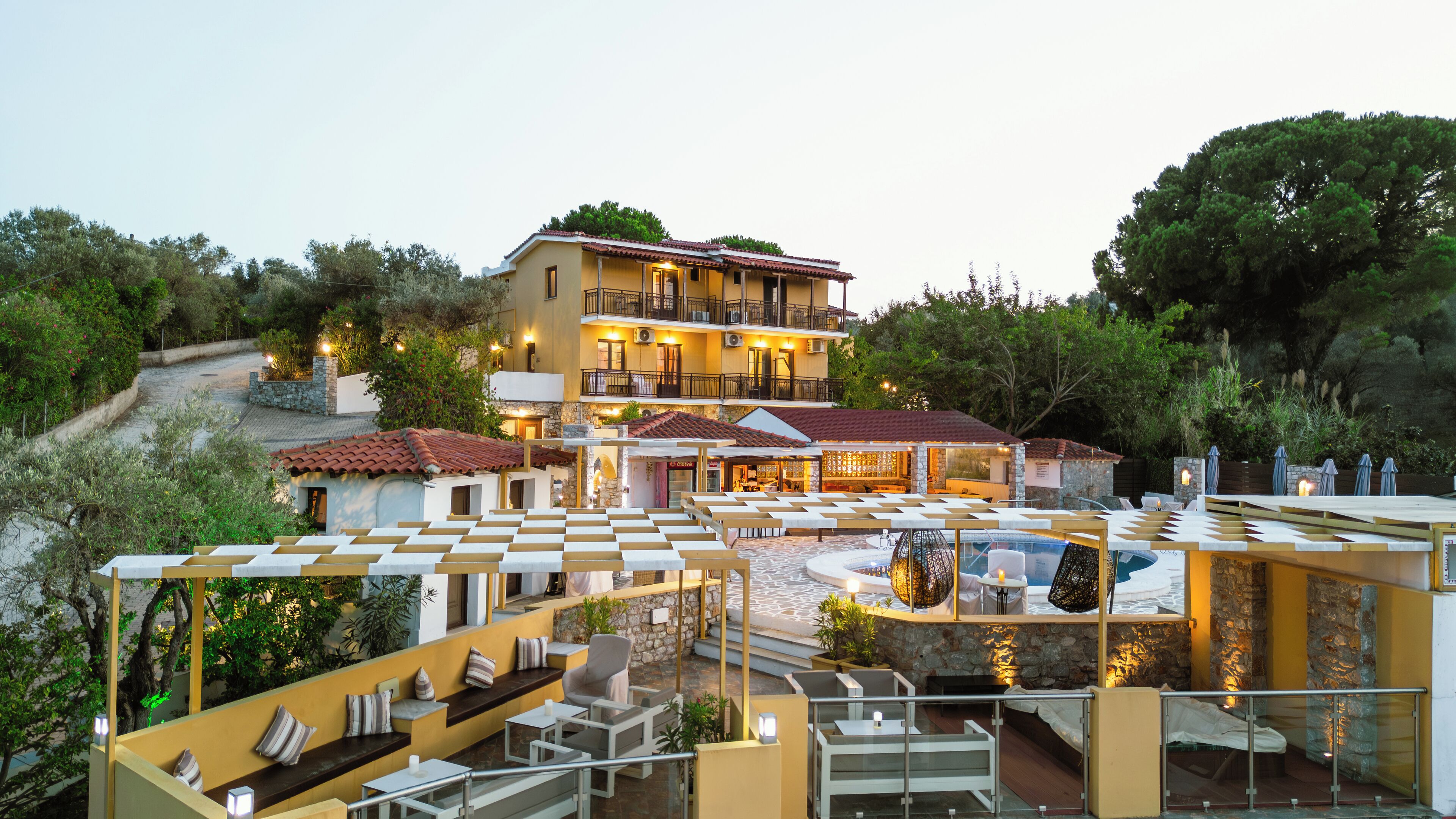 Ein mehrstöckiges Hotel mit Außenbereichen und einem Pool.