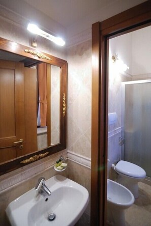 Shower, free toiletries, hair dryer