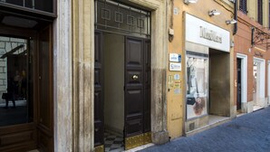 Un edificio con una puerta de madera grande y un letrero que dice 'MaxWert'.