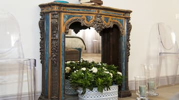 Suite executive, cucina, vista città , Edificio annesso | Italialaiset Frette-lakanat, ylelliset vuodevaatteet, untuvapeitot