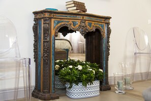 Suite executive, cucina, vista città , Edificio annesso | Sábanas italianas Frette, ropa de cama de alta calidad y edredón