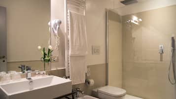Shower, rainfall showerhead, free toiletries, hair dryer
