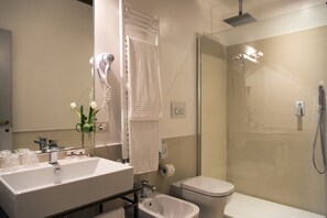 Douche, douche cascade, articles de toilette (gratuits)
