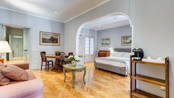 Deluxe-sviitti, keittiö, torni | Italialaiset Frette-lakanat, ylelliset vuodevaatteet, untuvapeitot