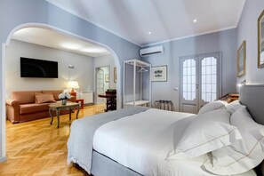 Suite Deluxe, cocina, en una planta alta | Sábanas italianas Frette y ropa de cama de alta calidad