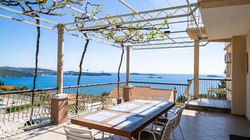 Apartment (Apartments Klis - Three-Bedroom Apart) | Terrasse/Patio