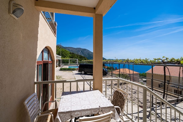 Apartment (Apartments Klis -Two-Bedroom Apartmen) | Terrace/patio