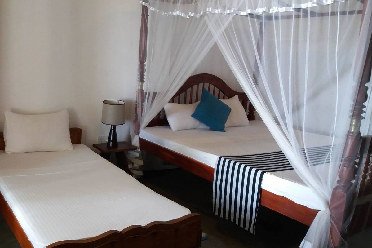 Quarto triplo standard, 1 quarto, vista para o mar | 5 quartos, cofres nos quartos, escrivaninha