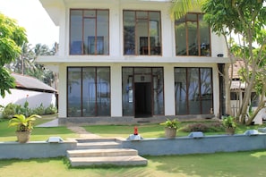 Front of property - Ocean Breeze Villa (Boossa)