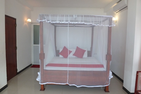 5 habitaciones, caja de seguridad en la habitación y escritorio