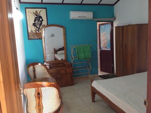 Kamar Standar, pemandangan kebun | Meja kerja, ruang kerja ramah laptop, dan tirai kedap cahaya