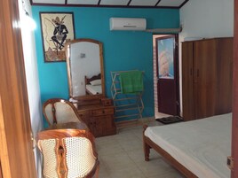 Escritorio, espacio para trabajar con laptop y cortinas blackout 