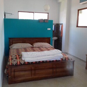 Escritorio, espacio para trabajar con laptop y cortinas blackout 