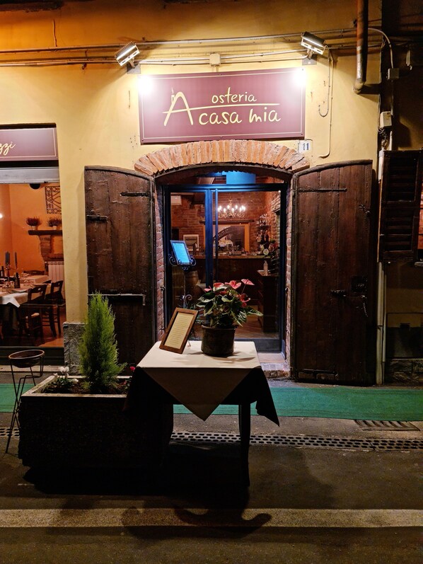 Lunsj og middag serveres, lokale retter