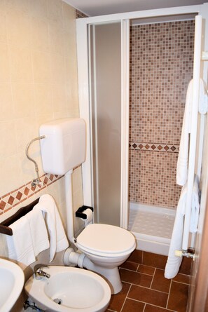 A bathroom with a toilet, bidet, and sink. - Corte Certosina (Trezzano sul Naviglio)