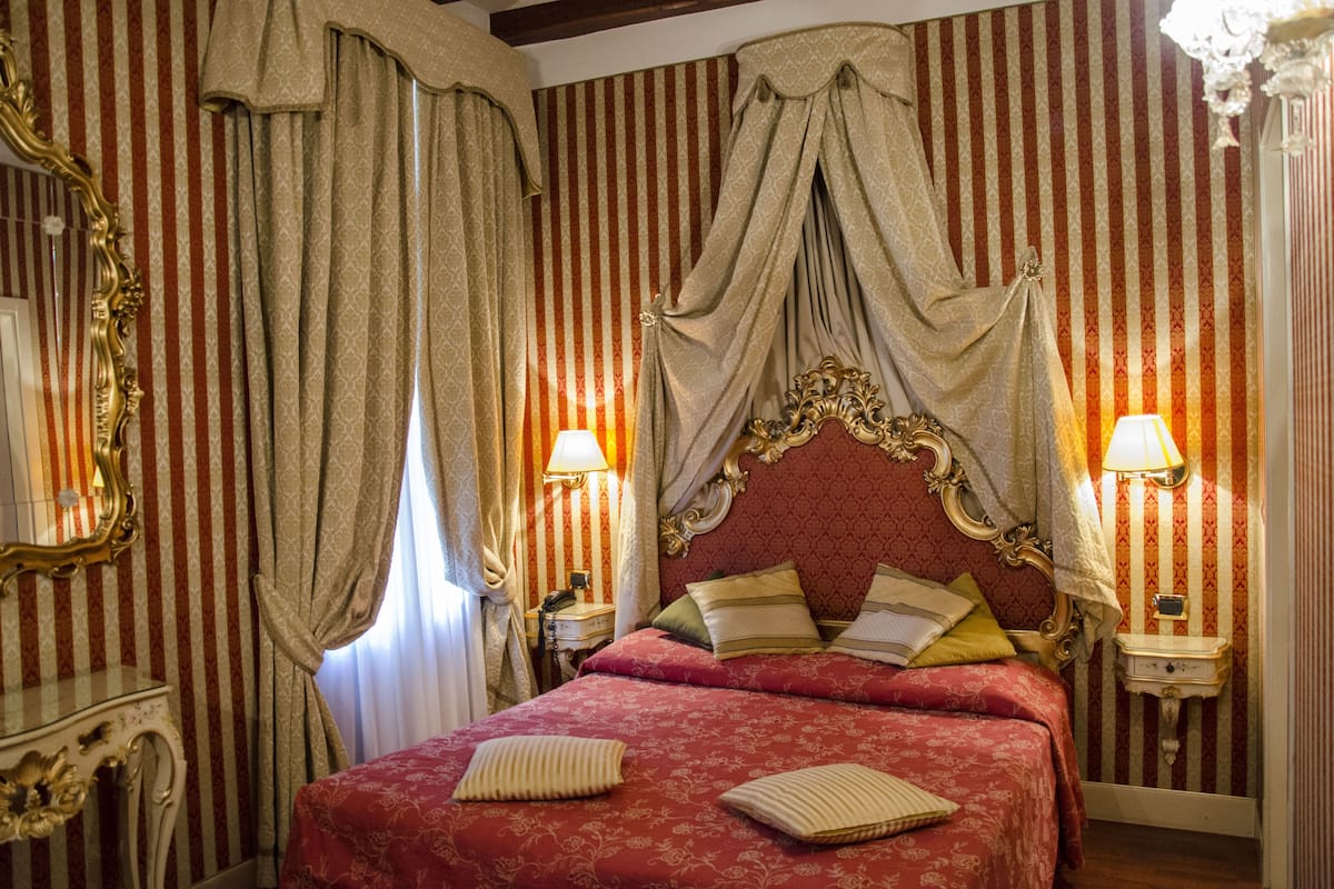 Desk, soundproofing, free WiFi, bed sheets