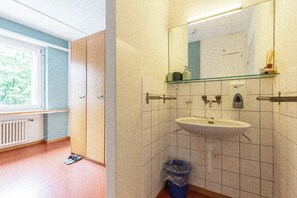 Shared Dormitory, Shared Bathroom (5 Beds)