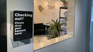 A sign instructing to drop a keycard for checking out. - Hyve Hostel Basel (Basel)