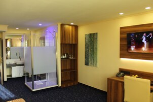 고급 침구, 미니바, 객실 내 금고, 책상