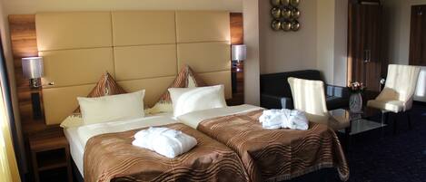 Hochwertige Bettwaren, Minibar, Zimmersafe, Schreibtisch