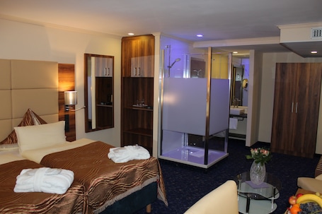 Standard-Doppel- oder -Zweibettzimmer | Hochwertige Bettwaren, Minibar, Zimmersafe, Schreibtisch. Grand Hotel Empire Frankfurt