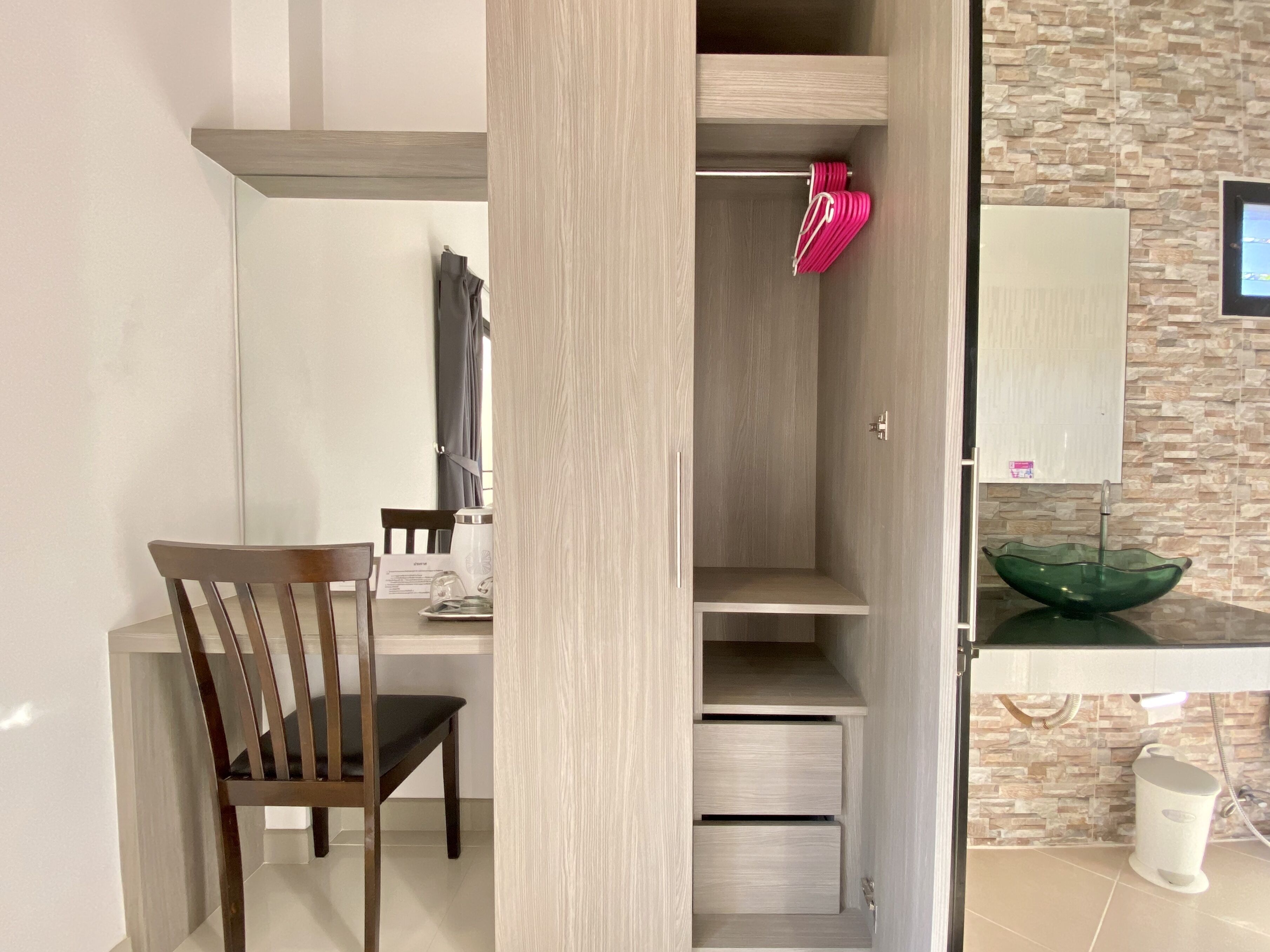 in-room safe, desk, laptop workspace, blackout curtains