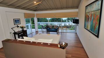 Regent Room | In-room safe, iron/ironing board, free WiFi, wheelchair access