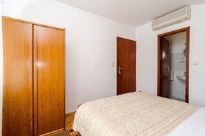Premium bedding, iron/ironing board, free cots/infant beds, free WiFi