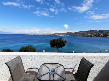 Superior Double Room, 1 Double Bed, Sea View | Living area | LED TV. Perdika Mare Guesthouse