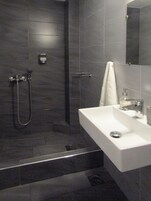 Quarto casal superior, 1 cama de casal, vista para o mar | Pia do banheiro