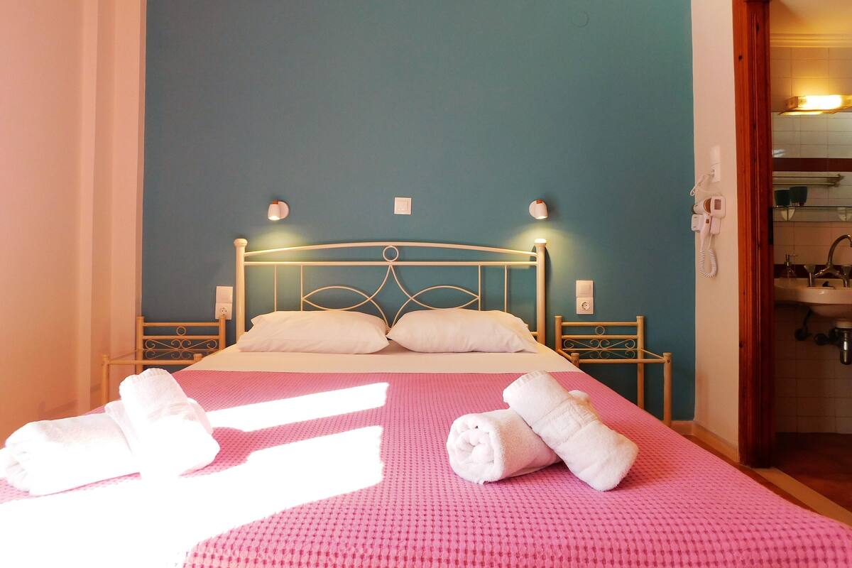 Standaard tweepersoonskamer | Een bureau, gratis wifi, beddengoed