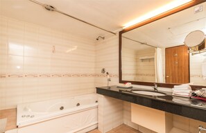 Executive Double Room, 1 King Bed | Bathroom