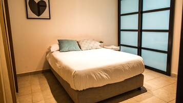 5 bedrooms, desk, iron/ironing board, free cribs/infant beds