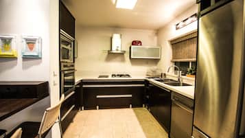 Full-sized fridge, microwave, oven, stovetop