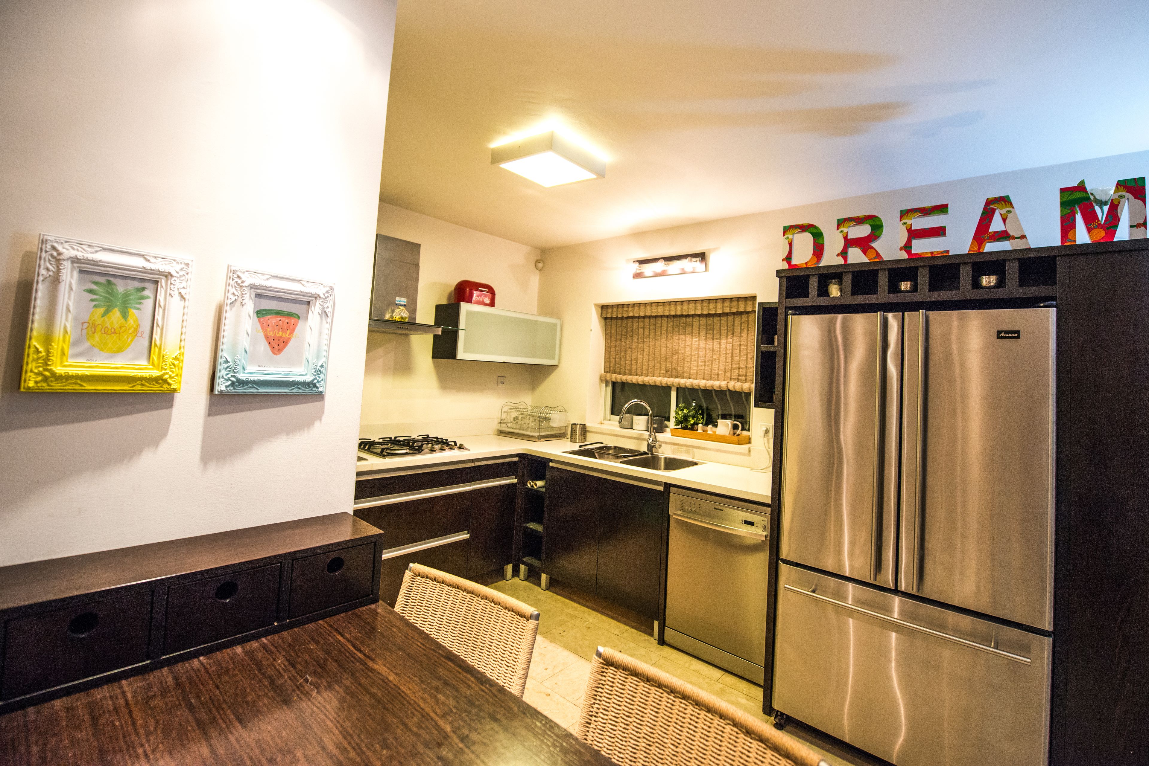 Full-sized fridge, microwave, oven, stovetop