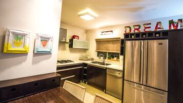 Full-sized fridge, microwave, oven, stovetop