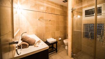 Bathtub, free toiletries, hair dryer, towels
