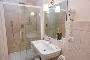 Quarto casal | Banheiro | Produtos de toalete biodegradáveis, secador de cabelo, bidê 