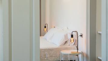 Apartamento superior, vistas a la ciudad | 1 dormitorio, cortinas opacas, wifi gratis y ropa de cama