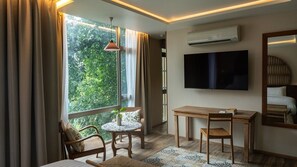 Deluxe studio | Een minibar, een kluis op de kamer, individueel gedecoreerd, een bureau