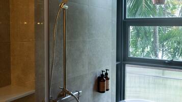 Premier Room | Bathroom | Shower, free toiletries, hair dryer, slippers