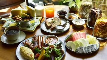 Ein reichhaltiges Frühstücksbuffet mit Speisen und Getränken.