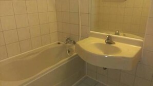 Kombinert dusj/badekar, toalettartikler (inkludert), hårføner og tøfler