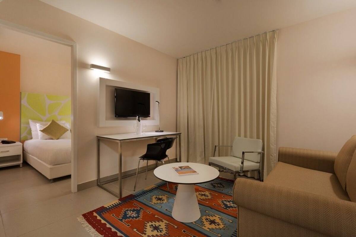 Minibar, caja de seguridad en la habitación, escritorio y cunas 