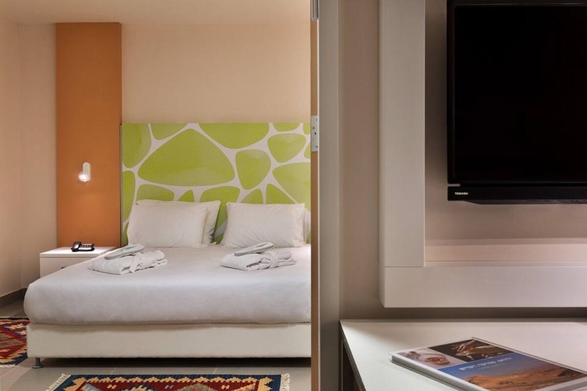 Minibar, caja de seguridad en la habitación, escritorio y cunas 
