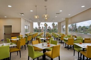 Petit déjeuner (30.00 USD par personne)