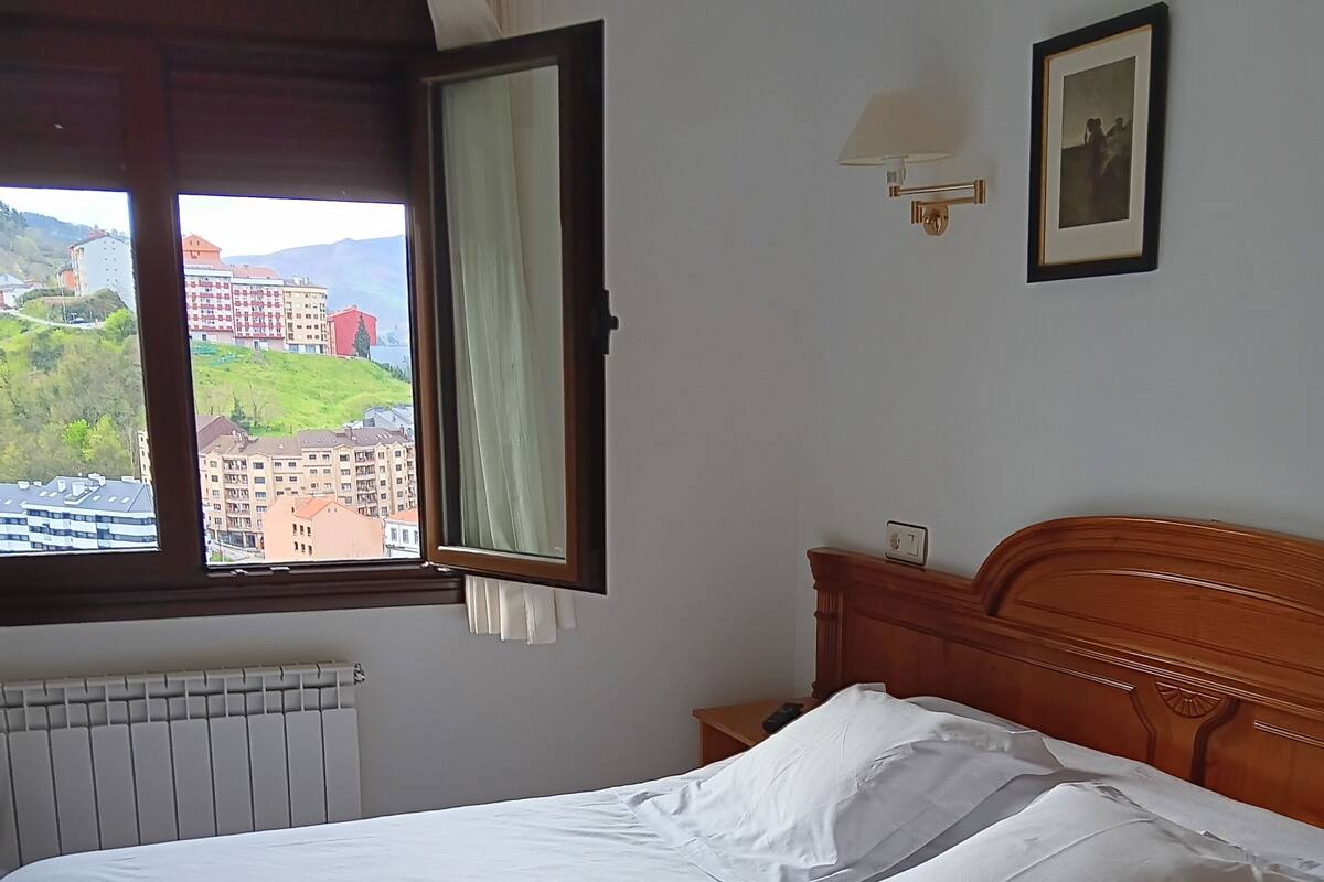 Dobbelt- eller tomannsrom – comfort, 1 soverom, tilgjengelighetstilpasset | Italienske Frette-laken, sengetøy av topp kvalitet, dundyner og minibar